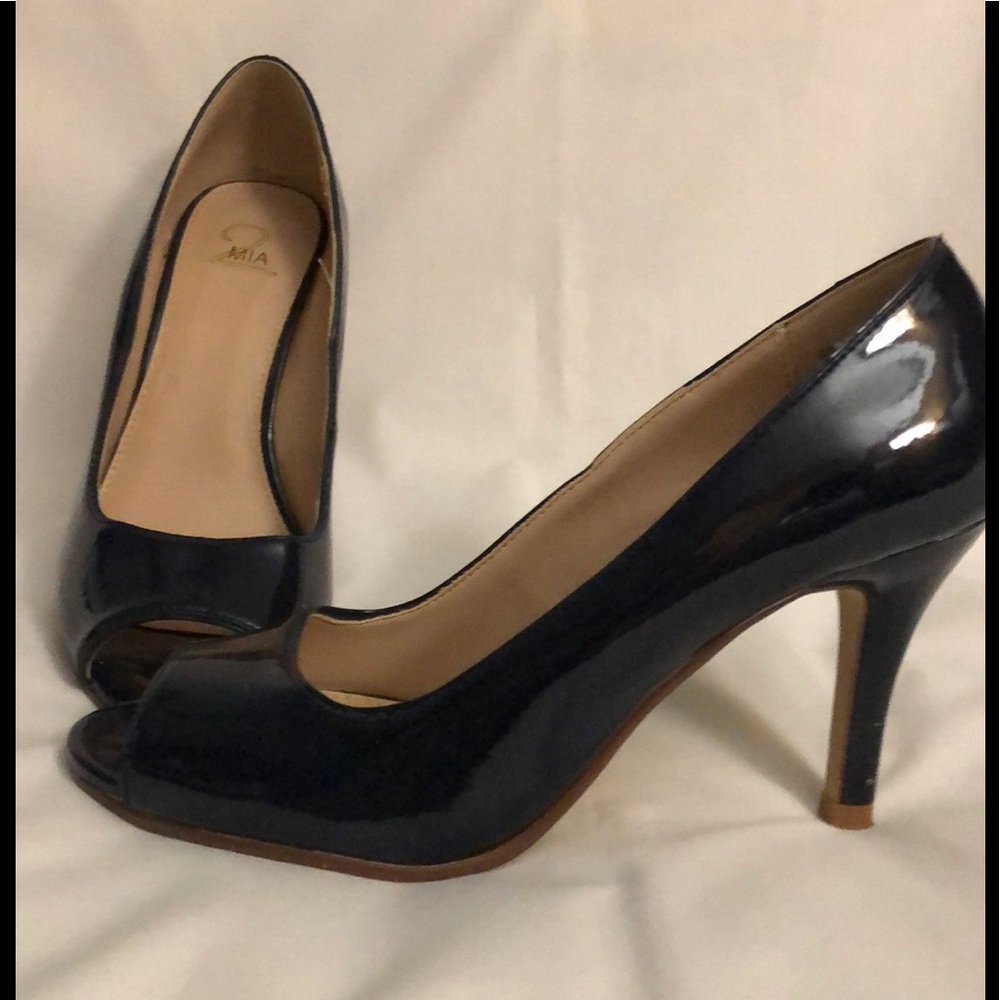 Mia Sz 6M Peep Toe Pumps.